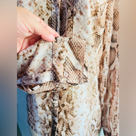 Express Size XS/TP Animal Print Shirt Top Blouse Women Modern Stylish - Picture 5 of 12